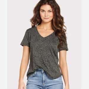 Z Supply animal print (leopard) v-neck tee in olive color Medium